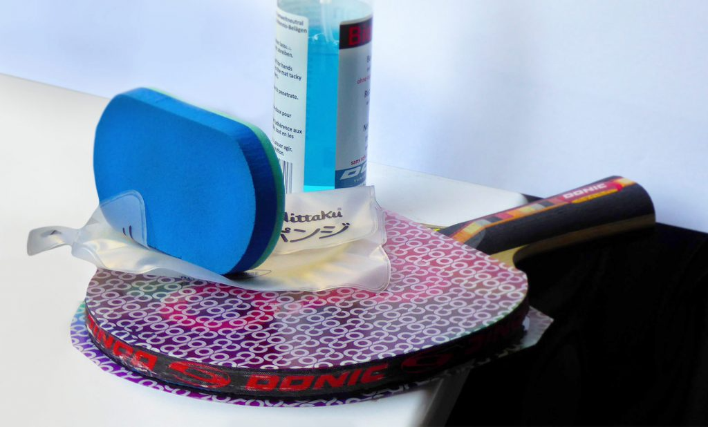 تمیز کردن راکت تنیس روی میز